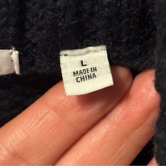 Uniqlo Blue and Red Patterned Men's Sweater - Picture 3 of 15